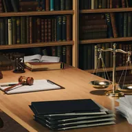 Schreibtisch mit Gesetzestexten und Kreditunterlagen