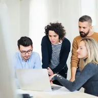 Juristin von refundera prüft einen Fall am Laptop