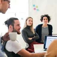 Beratungsgespräch im Besprechungsraum von refundera